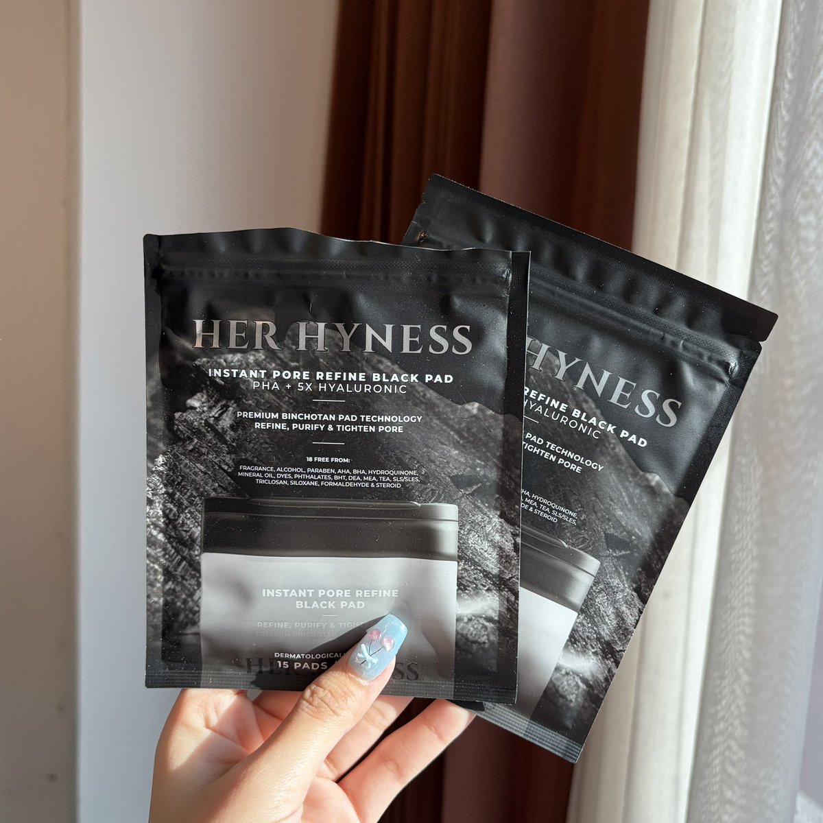 โทนเนอร์แพดดำ her hyness เริ่ดจริงทำถึงสุดๆ ตามคุณเจนิสป้ายยา ผิวเรียบเนียน แต่งหน้าต่อไม่เป็นคราบ แปะทิ้งไว้แค่ 5 นาที แบบซองมีแยกใช้เป็นชิ้นเริ่ดสุดๆ ไปตำา