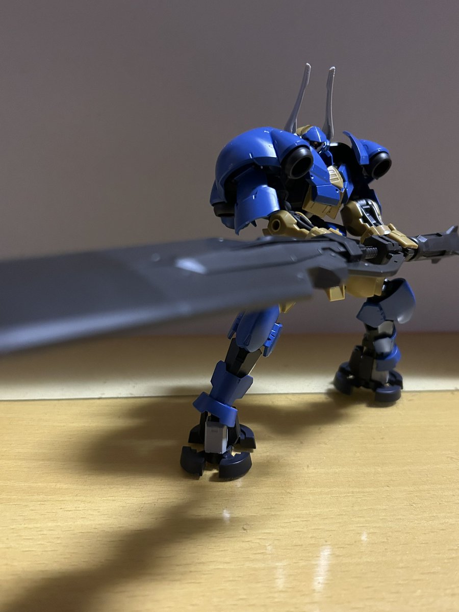Koueci's tweet photo. #HGIBO 031 ヘルムヴィーゲ・リンカー 完成 25年64体目
2期中盤以降に石動が乗り換えたヴァルキュリアフレーム機
最大の見所は身の丈を超えるヴァルキュリアバスターソード!
組み立て直後なので間接強度も高く
足の底面を差し替える事で接地性もバッチリですね!
#ガンプラ
#パチ組み https://t.co/nj28ok7oFi