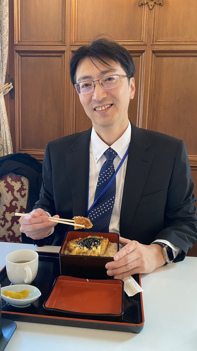 参議院 財政金融委員会を傍聴してまいりました。本日は立憲の柴議員、共産の小池議員、公明の上田議員、維新の浅田議員が質疑してくださり、心より御礼申し上げます。多くの時間を割いてくださり、熱量も凄く、目頭が熱くなった。縁起を担ぎ、国会食堂にてカツ重を食す！
#スルガ銀行不正融資問題