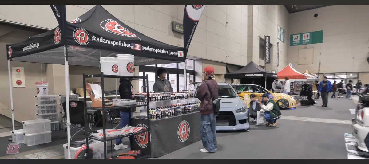アダムスの出展ブースで買い物してる所をすっぱ抜かれてました
後ろのオタク含めてこの一部分だけ熊本県でした