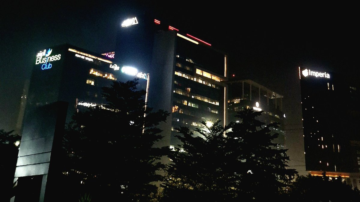 realSPal's tweet photo. DEL ✈️ 🌃 #Delhi #DEL #Gurgaon https://t.co/dZO5NC0xGR