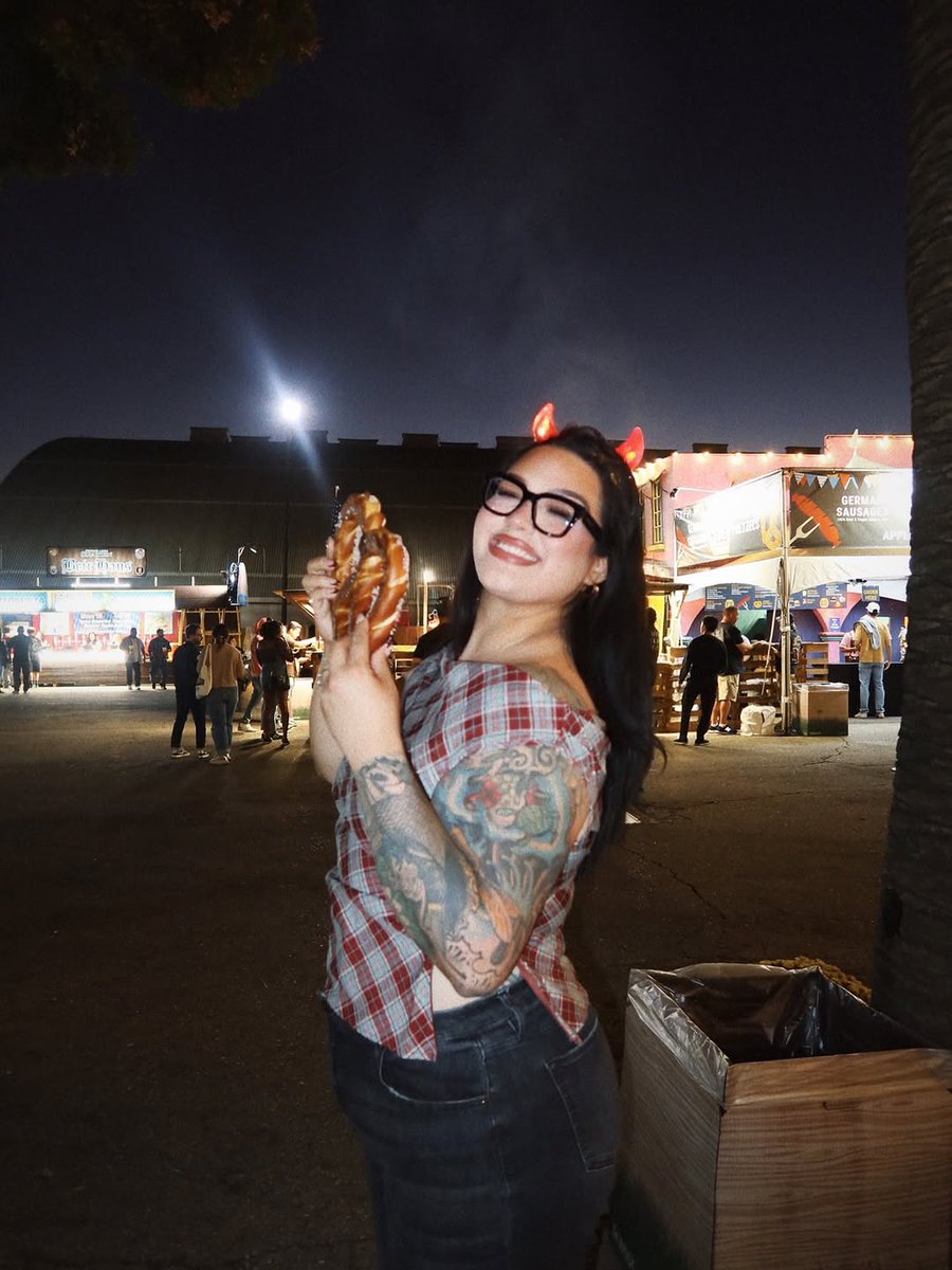 themamalopez's tweet photo. Oktoberfest: brews, boos &amp; beer pyramids https://t.co/OJVDgFrRp1