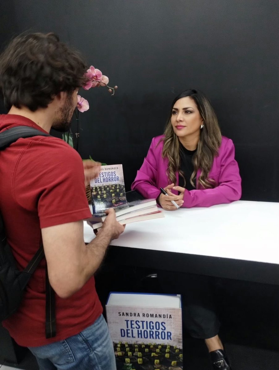 Sandra_Romandia's tweet photo. La sorpresa de ayer: ver tantas y tantos jóvenes interesados en leer, y en leer sobre crimen organizado; una generación marcada por una paz que nunca les llegó. Esa presencia masiva en la #FILgdl fue el evidencia poderosa de que este país sigue buscando respuestas.

La presentación de #Testigosdelhorror se desbordó en preguntas del público en una sala llena; voces que no quieren resignarse. Después, la firma de libros trajo más historias, más inquietudes, más necesidad de entender lo que se quiso ocultar en el Rancho Izaguirre y lo que pasa en el país. 

Cada presentación se la dedico a las víctimas y familias de quienes fueron desaparecidos o reclutados a la fuerza. Recordemos que miles de jóvenes han sido captados por falsas ofertas laborales o promesas afectivas que terminaron en esclavitud criminal.

Contarlo duele, pero la oscuridad avanza cuando se guarda silencio.
Ojalá de verdad estemos tocando fondo.
Y que lo que siga sea emerger.

Gracias @ivabelle_a y @oscarbalmen por acompañarme 

Para leer el libro, aquí: https://t.co/Z5KinPqyoD