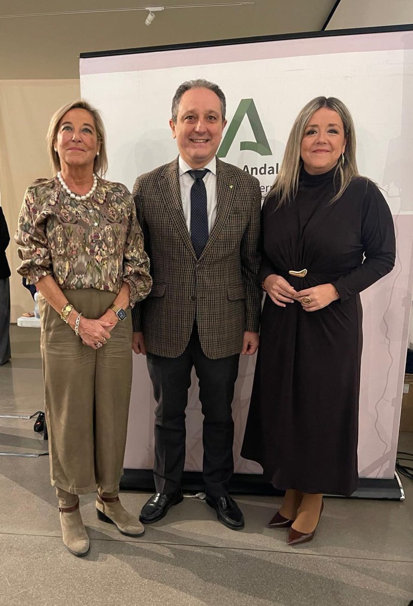 👥 Hoy celebramos el Día de la Bandera de Andalucía.

📸 En la imagen, junto a la consejera de <a href="/BidaFarma/">Bidafarma</a> María Jesús Oya y la delegada de Salud, Elena González, en el <a href="/Museo_Ibero/">Museo Íbero de Jaén</a> 

#Farmacéuticos #FarmacéuticosJaén #DíaDelaBandera #Andalucía