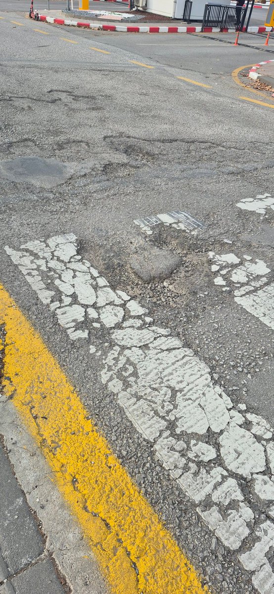 bea520fa17a94c8's tweet photo. @mavimasa @ankarabbld @cankayabelediye merhaba iyi çalışmalar şht öğretmen Şenay Aybike yalçın caddesi. Türkiye petrolleri önü yollar delik deşik olmuş . Size zahmet onarın yapılırsa çok seviniriz. https://t.co/DbvlndBO1Z