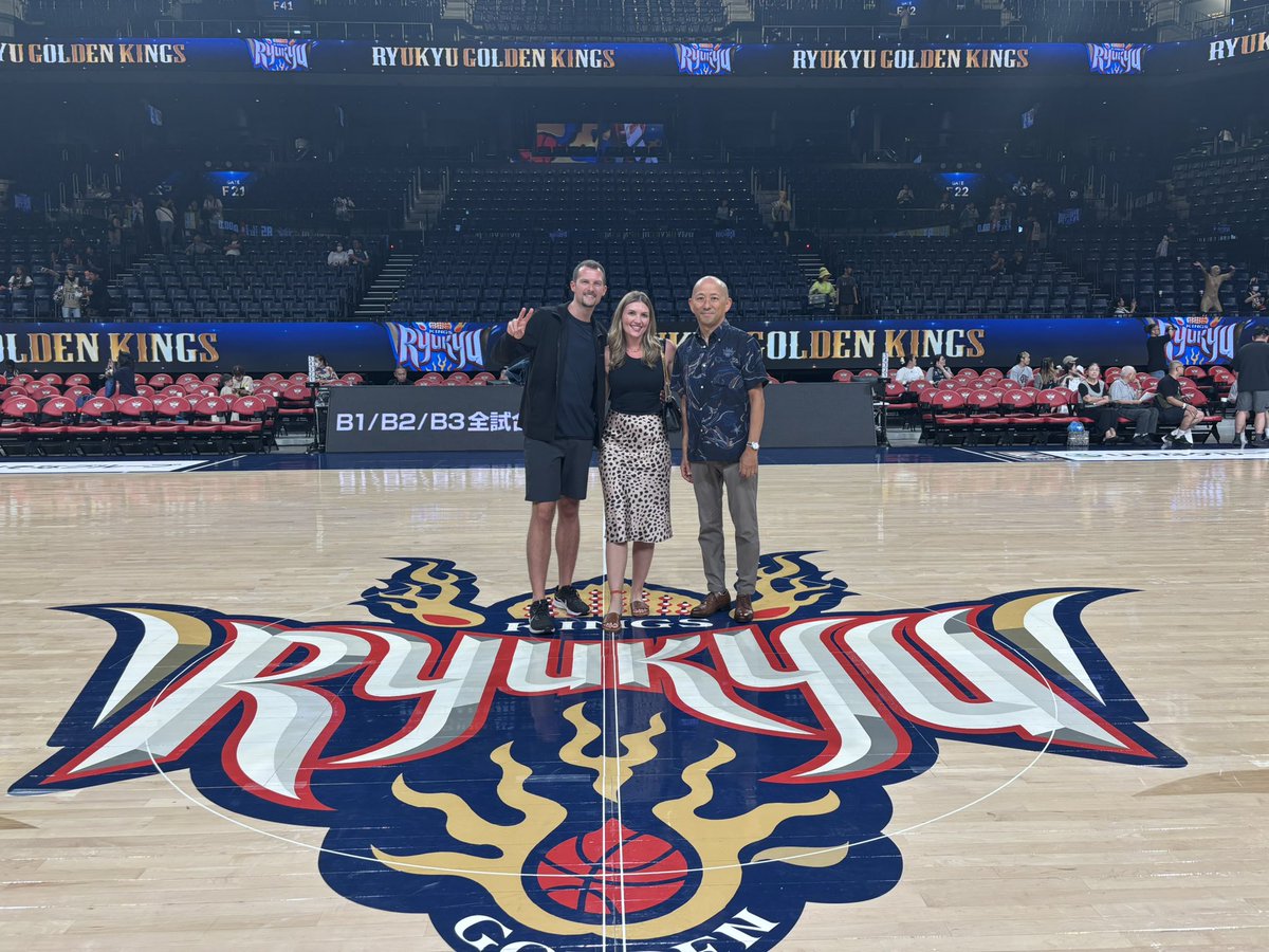 TEAM USAの友人がカリフォルニアから沖縄までキングスとクーリー選手の活躍ぶりを見に来てくれました。初めて沖縄サントリーアリーナ
生で見てNBAクオリティーと驚いてました。キングスのファンの盛り上がりにも感動してくれました。