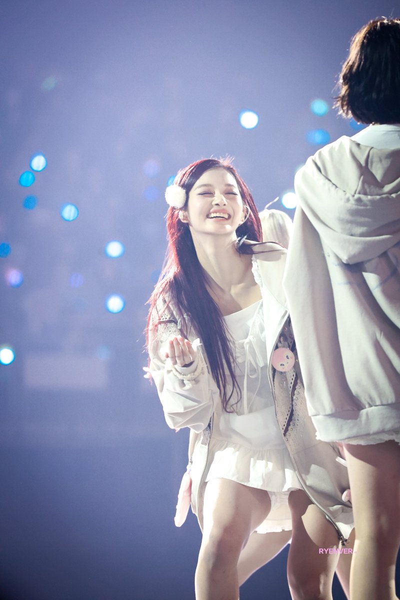 RYENVER_'s tweet photo. 251130 엔믹스 콘서트
KEEP SMILE🐰
#NMIXX #엔믹스 
#SULLYOON #설윤 https://t.co/ROc0GzdaOY