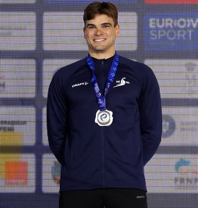 Einnig vil ég óska góðum vini mínum <a href="/anton_mckee/">Anton Sveinn McKee</a> til hamingju með sætið sitt á Alþingi í dag. 
Stór dagur fyrir íþróttahreyfinguna að fá afreksíþrótta mann á Alþingi Íslendinga. 
Alþingi á að vera fjölbreytt, ekki bara fyrrum ríkisstarfsmenn og fjölmiðlamenn.