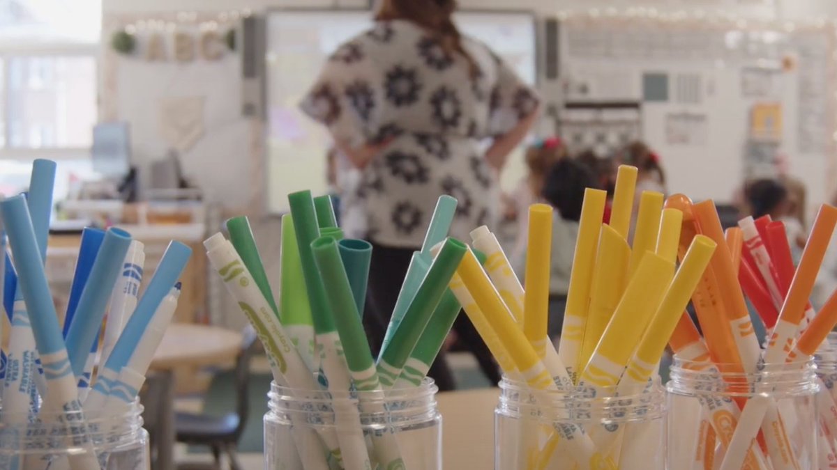 TAaLecole's tweet image. ✏️ La conscience de l’écrit commence bien avant l’école !
Exposer les enfants à l’écrit les aide à comprendre ses fonctions, le système écrit et les stratégies pour lire. #Lecture #Éducation #Développement #TA

🔗 Découvrir l’article : taalecole.ca/la-conscience-…