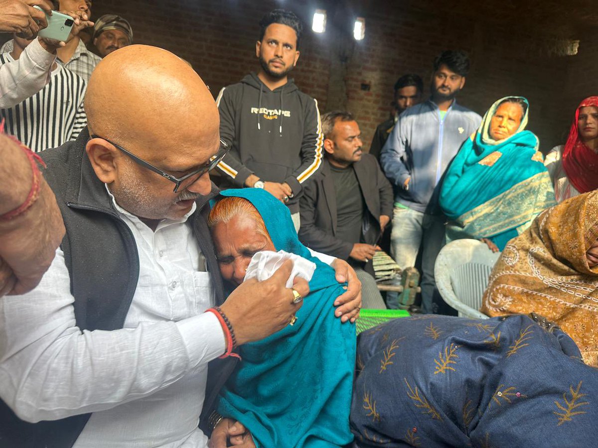 kashikirai's tweet image. मुरादाबाद में SIR कार्य का दबाव जानलेवा साबित—

बी.एल.ओ. अध्यापक स्वर्गीय सर्वेश सिंह ने अत्यधिक दबाव के कारण फांसी लगाकर आत्महत्या कर ली। यह बेहद दुखद और चिंताजनक घटना है, जो पूरे सिस्टम पर गंभीर सवाल खड़ा करती है।

इसी कार्य के दबाव में, बी.एल.ओ. अध्यापिका श्रीमती आभा सोलोमन…