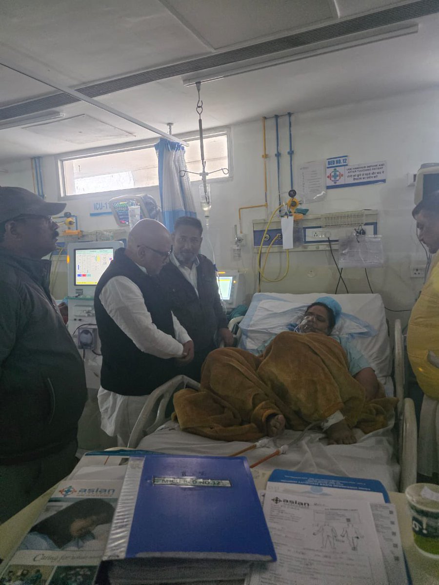 kashikirai's tweet image. मुरादाबाद में SIR कार्य का दबाव जानलेवा साबित—

बी.एल.ओ. अध्यापक स्वर्गीय सर्वेश सिंह ने अत्यधिक दबाव के कारण फांसी लगाकर आत्महत्या कर ली। यह बेहद दुखद और चिंताजनक घटना है, जो पूरे सिस्टम पर गंभीर सवाल खड़ा करती है।

इसी कार्य के दबाव में, बी.एल.ओ. अध्यापिका श्रीमती आभा सोलोमन…