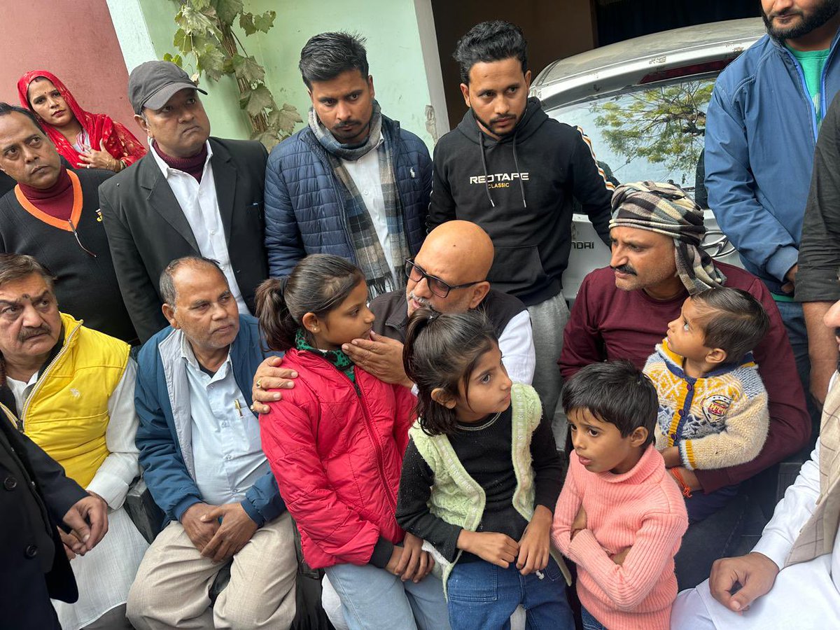 kashikirai's tweet image. मुरादाबाद में SIR कार्य का दबाव जानलेवा साबित—

बी.एल.ओ. अध्यापक स्वर्गीय सर्वेश सिंह ने अत्यधिक दबाव के कारण फांसी लगाकर आत्महत्या कर ली। यह बेहद दुखद और चिंताजनक घटना है, जो पूरे सिस्टम पर गंभीर सवाल खड़ा करती है।

इसी कार्य के दबाव में, बी.एल.ओ. अध्यापिका श्रीमती आभा सोलोमन…