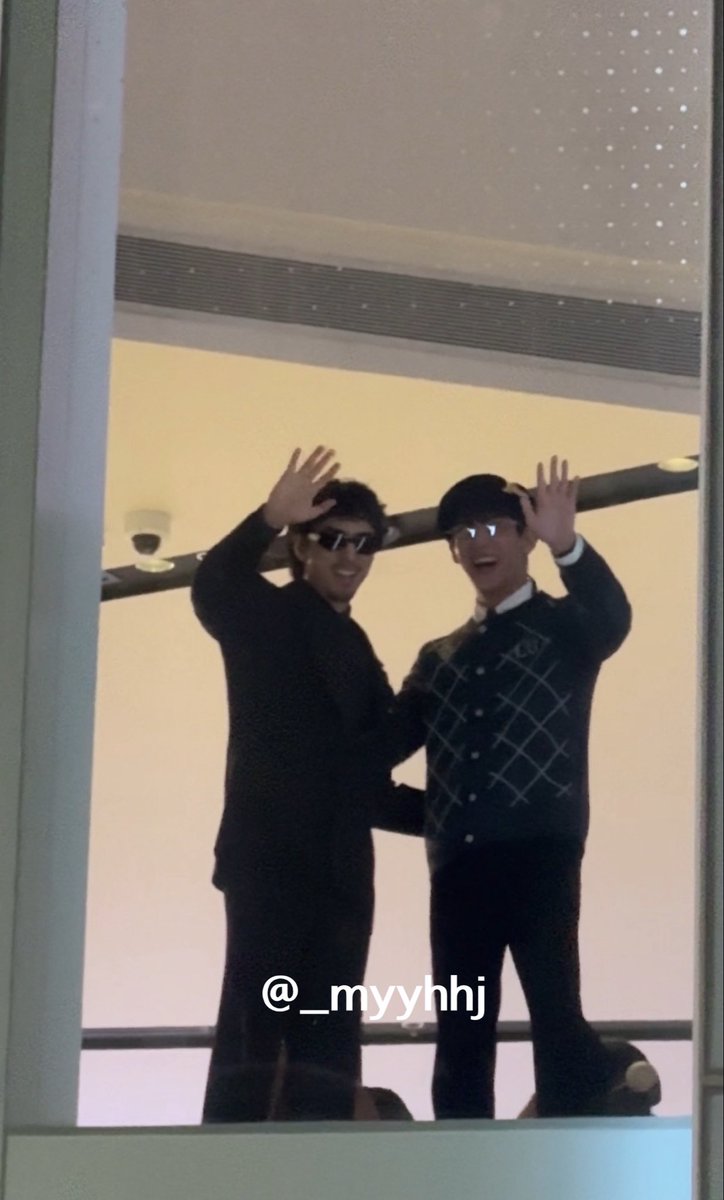 _myyhhj's tweet image. น้องแบมกับธามไทมาโบกมือตรงกระจก5555555 #BamBamatSpotifyWrappedLive