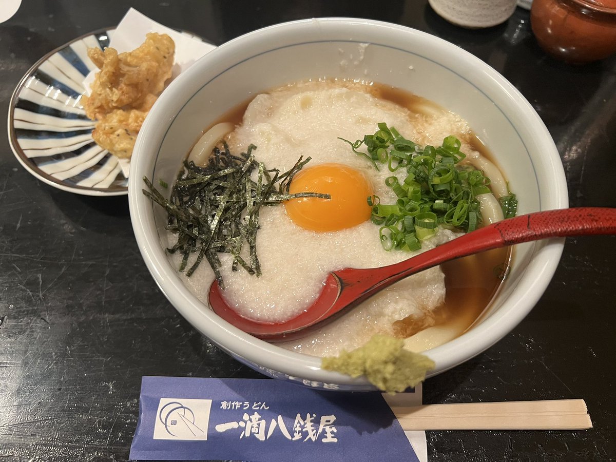 kouta_emo's tweet photo. 一滴八銭@新宿
豪快山かけうどん。かしわ天もトッピング。優しいお出汁と山かけがマッチ。卓上の山椒を入れて風味もアップ。美味でした。
#新宿 https://t.co/XhkOLddIGK