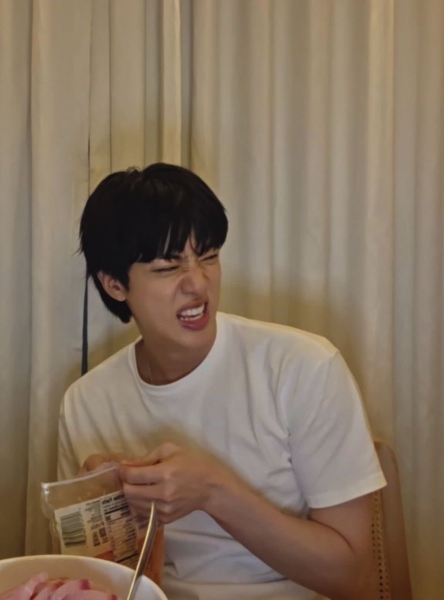 Mayiieee6's tweet photo. Celebrating another year of you laughter, kindness, and light. HAPPY BIRTHDAY MY LOVE 🥰💜

 #JINDAY #KimSeokjin #bts https://t.co/4wkvaFwGnr