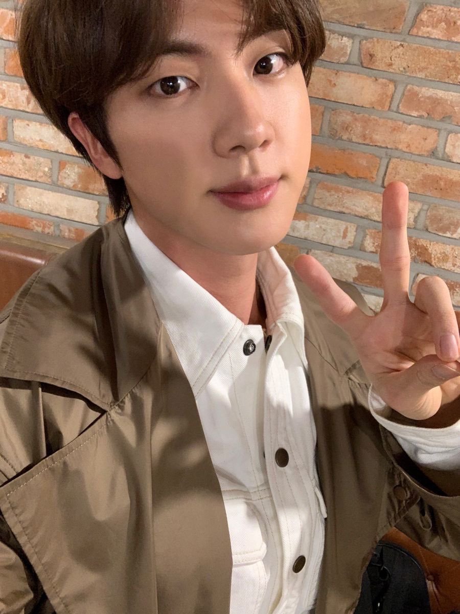 Mayiieee6's tweet photo. Celebrating another year of you laughter, kindness, and light. HAPPY BIRTHDAY MY LOVE 🥰💜

 #JINDAY #KimSeokjin #bts https://t.co/4wkvaFwGnr