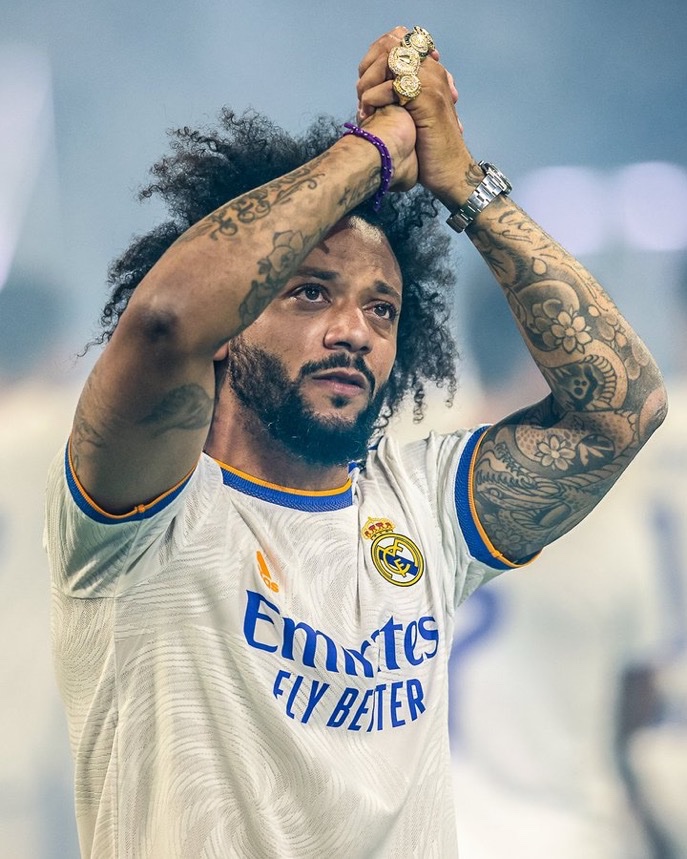 TouchlineX's tweet image. 🚨🗣️ Marcelo on criticisms during his playing days:

"I was always a little chubby. I never had muscles like Cristiano in my whole life (laughs)."

"When things go wrong, they say it's because I'm overweight; it was normal."

"One time my son asked me, "Dad, why are you chubby in…