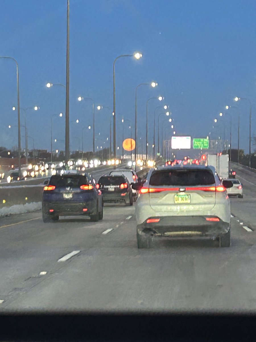 オヘア空港までUberで移動中。月が大きすぎる