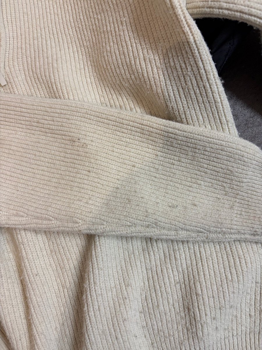LucyTLCL's tweet photo. @UNIQLO_UK so disappointed with the quality 😖 https://t.co/XBrIM5ma72