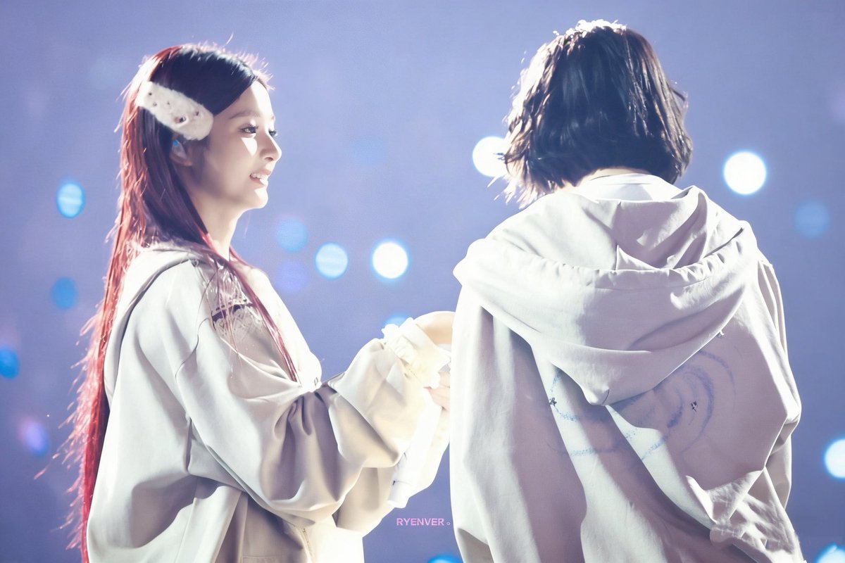 RYENVER_'s tweet photo. 251130 엔믹스 콘서트
🐰🐥
#NMIXX #엔믹스 
#SULLYOON #설윤 #BAE #배이 https://t.co/Rg8xz2xfgo