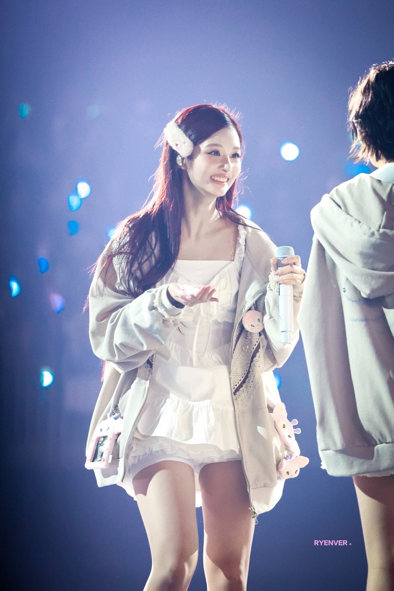 RYENVER_'s tweet photo. 251130 엔믹스 콘서트
🐰🐥
#NMIXX #엔믹스 
#SULLYOON #설윤 #BAE #배이 https://t.co/Rg8xz2xfgo