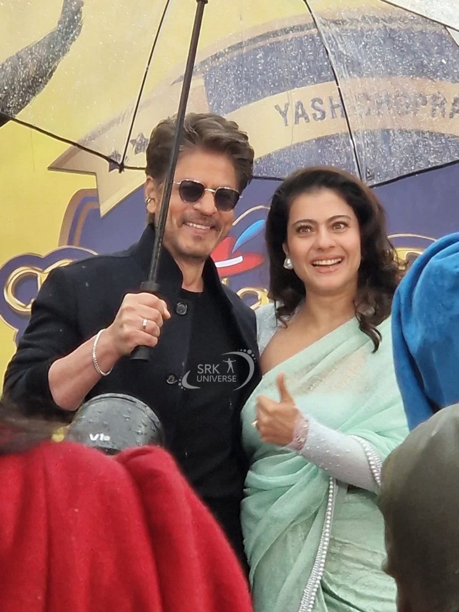 SRKUniverse's tweet photo. SRK and Kajol arrive to unveil their DDLJ statue — history meets magic. ✨
@iamsrk @itsKajolD @yrf
#SRK #ShahRukhKhan #Kajol #30YearsOfDDLJ #DDLJ #DilwaleDulhaniaLeJayenge #LeicesterSquare #YRFInternational #London #King https://t.co/GmTnizKujC
