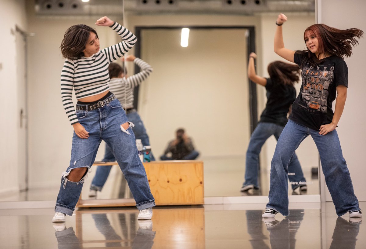 💃Musika mota guztiak entzuten —eta dantzatzen— dira gure ispiluetan. Ezagutzen dituzu? 3. solairuan daude zure zain!

Se escucha todo tipo de música — y se baila — en nuestros espejos. ¿Los conoces? ¡Te están esperando en el 3.º piso!

#NahibesteTabakalera #InfinitasTabakaleras