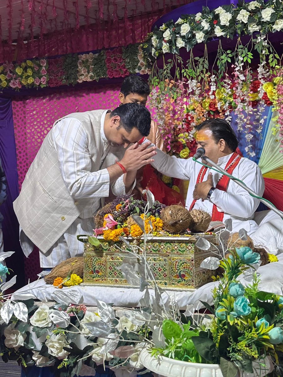 umeshpatelcgpyc's tweet image. आज अपने गृह ग्राम नंदेली (डीपापारा) में मां महालक्ष्मी पूजन सह देवी भागवत कथा सप्ताह ज्ञान यज्ञ के अंतिम दिवस पर शामिल होकर कथा श्रवण करने का अवसर मिला। व्यास पीठ को प्रणाम कर प्रदेश के सुख, समृद्धि और खुशहाली की प्रार्थना की।

।।जय मां महालक्ष्मी।।