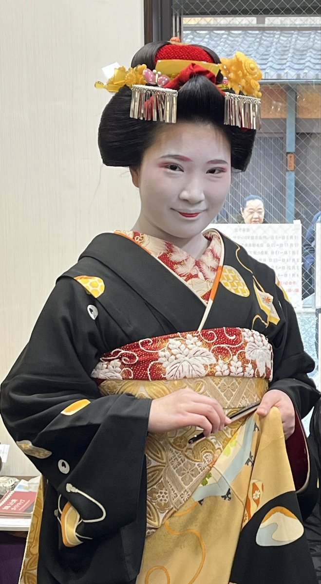 ktntdr's tweet photo. 上七軒から今年5人目のお店出し。置き屋「ふじ」さんから「ふじ詩」さんです。
来年の北野をどりが楽しみです。
上七軒あだちは現在ジェイアール名古屋髙島屋でポップアップ開催中
＃上七軒あだち #上七軒 #舞妓 #芸妓 #上七軒ふじ https://t.co/62hNV17kBF