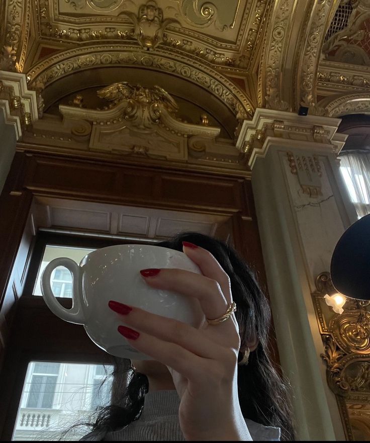 الرّابِعُ مِن دِيسَمْبَر:
لَا داعِيَ أَنْ تَكُونَ شَخْصًا آخَرَ غَيْرَ نَفْسِكَ.💕