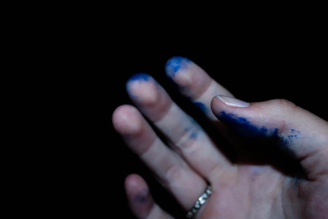 NeeruDevi1772's tweet image. मेरे हाथों को देख बाबा ने कहा

इस पर महेदीं से ज्यादा स्याही के निशान ज्यादा निखार देते हैं...