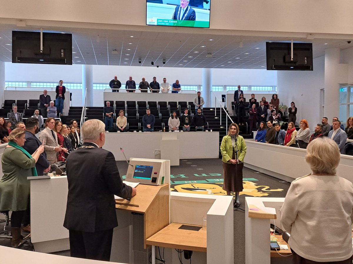 Bij de start van de vergadering werd Demi van Wijk (<a href="/Deem_95/">Demi van Wijk</a>) beëdigd als nieuw raadslid voor de fractie van <a href="/D66DenHaag/">D66 Den Haag</a>. Zij vervangt <a href="/CarolineVerduin/">Caroline Verduin</a>, die met zwangerschapsverlof is.