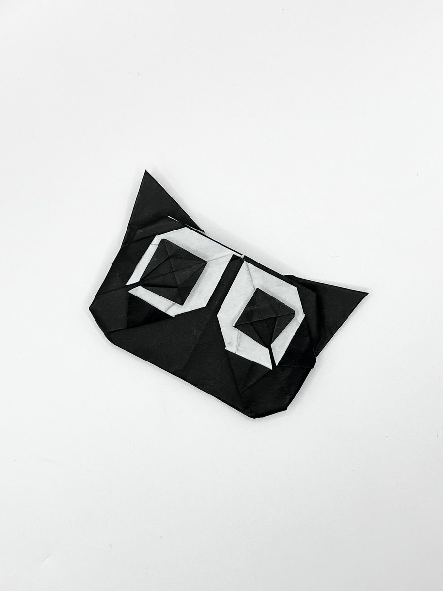猫
#origami
#不切正方形一枚折
羅小黒戦記の小黒（シャオヘイ）と嘿咻（ヘイシュウ）がモデルです