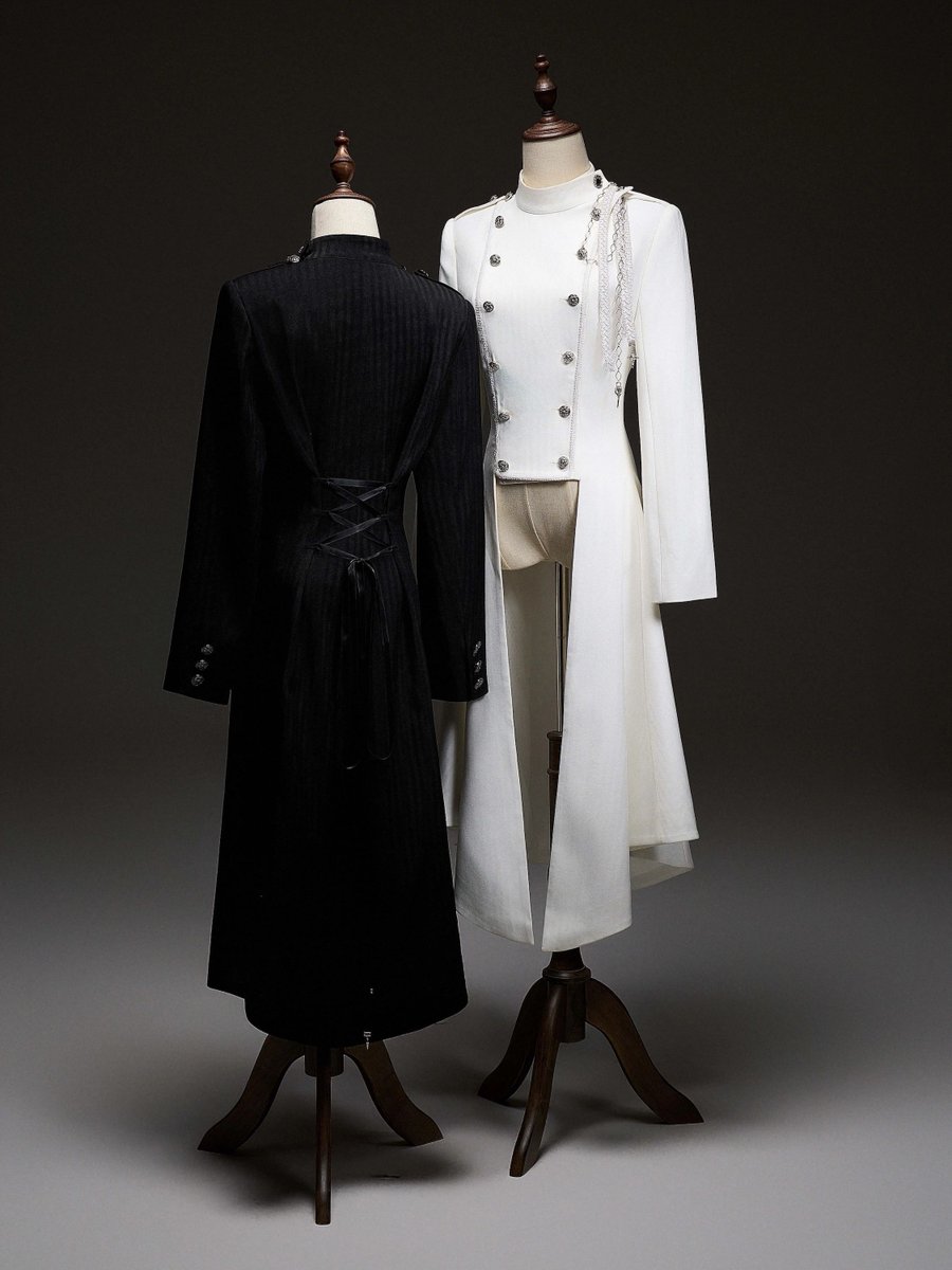 ManusxMachina's tweet image. 王侯貴族のロングテーラードコート 
manus-machina.com/collections/ne… 
威厳と気品をまとったロングテーラードコート。高いネックラインから裾へと流れる直線的なシルエットには、二重に並ぶ装飾的なメタルボタンが規律ある美しさを醸し出し、荘厳でドラマティックな雰囲気を漂わせています。