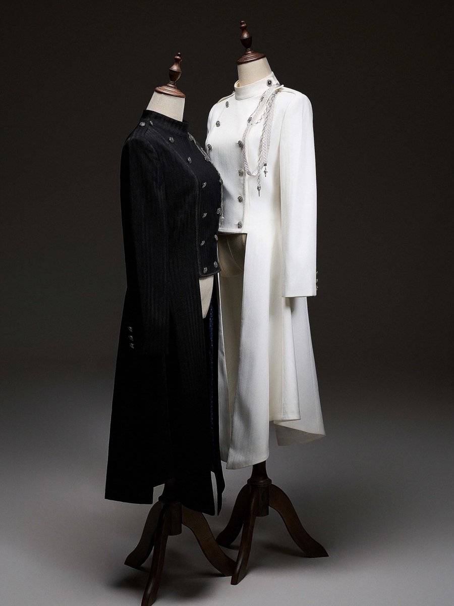 ManusxMachina's tweet image. 王侯貴族のロングテーラードコート 
manus-machina.com/collections/ne… 
威厳と気品をまとったロングテーラードコート。高いネックラインから裾へと流れる直線的なシルエットには、二重に並ぶ装飾的なメタルボタンが規律ある美しさを醸し出し、荘厳でドラマティックな雰囲気を漂わせています。