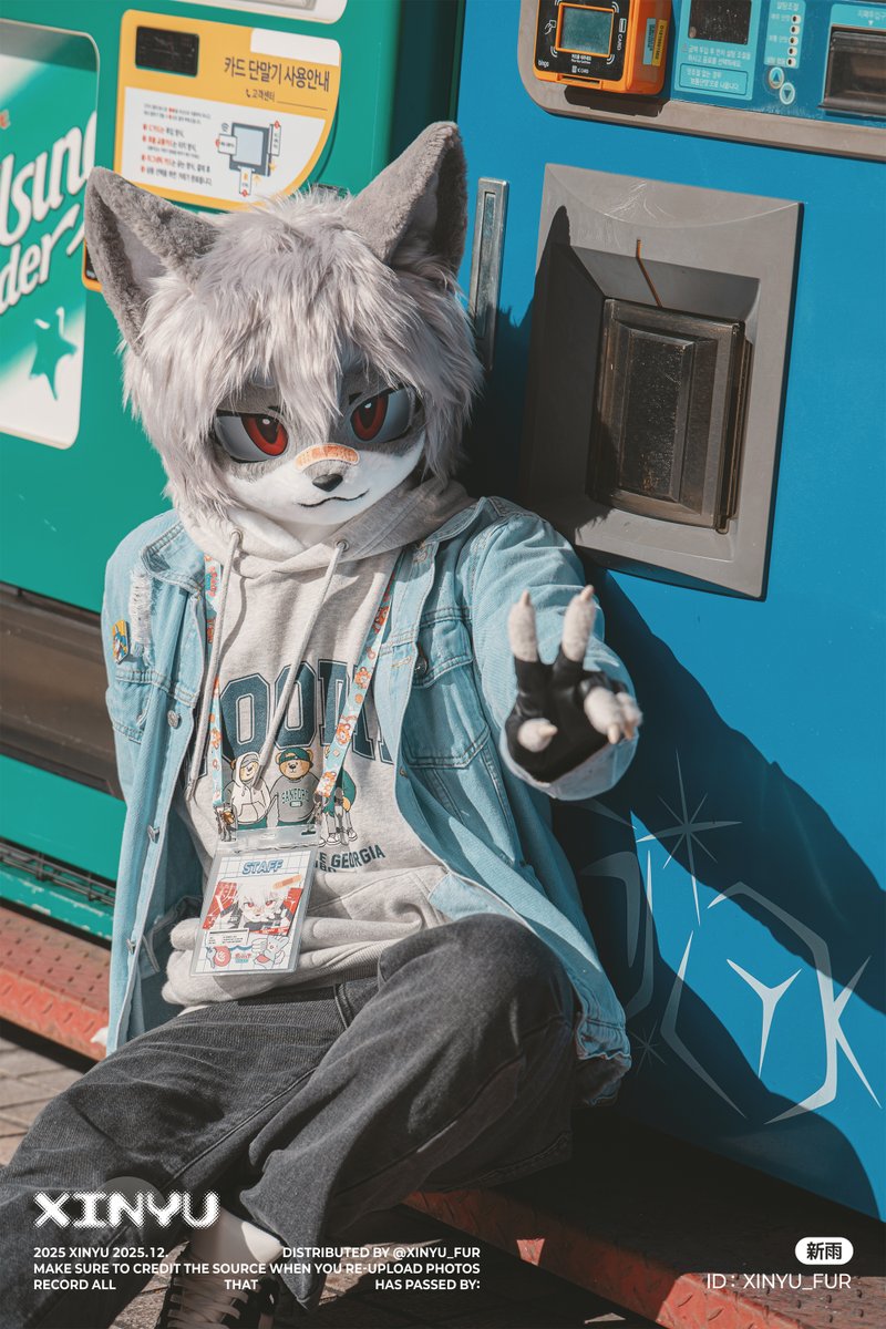 🩹 "자판기를 찾다가 느낌이 좋아서 찍어달라고 했어✌️
...그러고 보니 이 사진을 찍은 지 얼마 되지도 않았는데 벌써 이렇게 추워졌네?"

#FursuitFriday #Fursuit 
#新雨日記