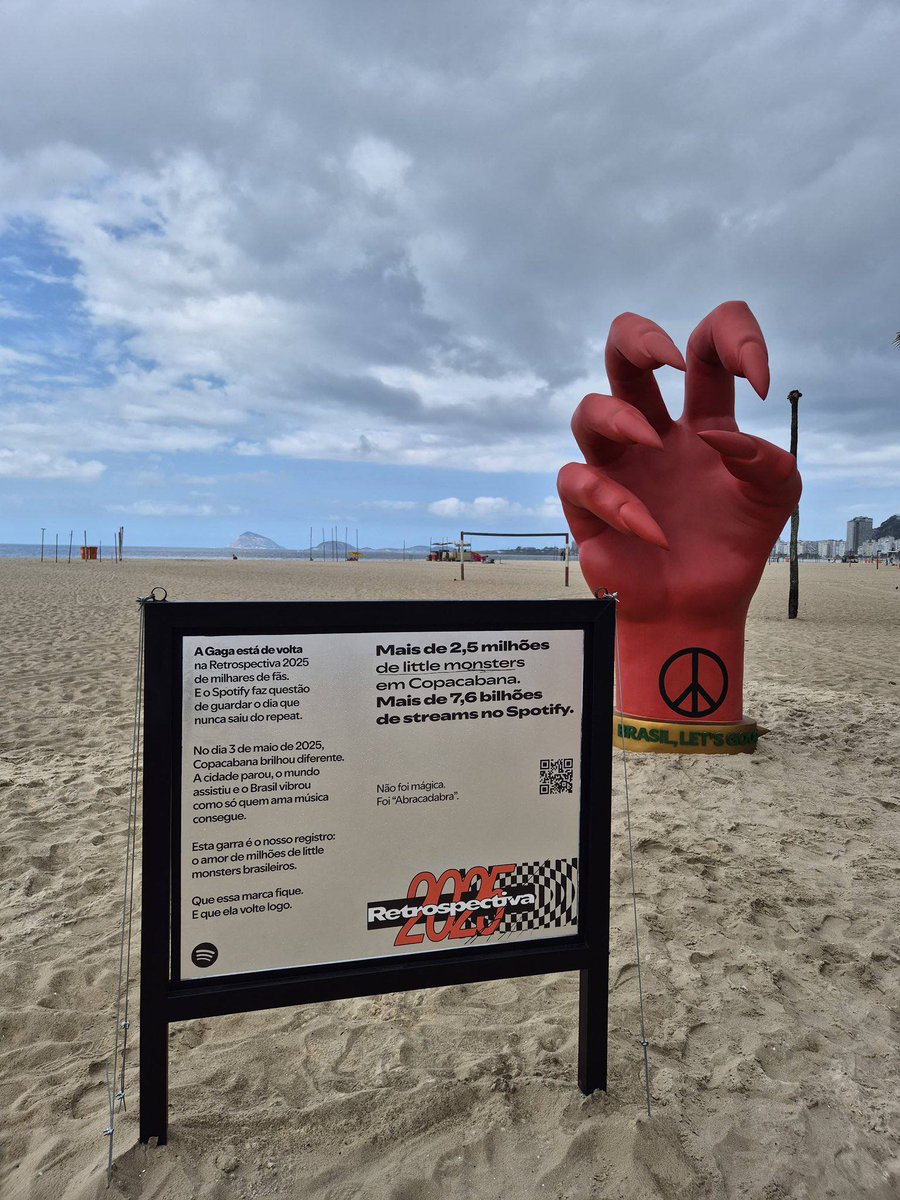 khageesi's tweet image. Le paws up en hommage à Lady Gaga a ete érigé sur la plage de Copacabana !