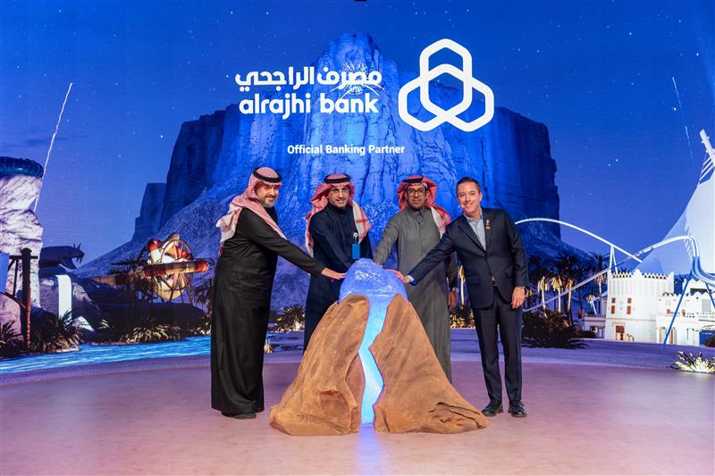 SixFlagsQC's tweet photo. يُسعدنا الإعلان عن شراكتنا الاستراتيجية مع مصرف الراجحي (@alrajhibank) كشريك بنكي رسمي وراعي رئيسي لأبرز تجارب Six Flags مدينة القدية. 

تعزز هذه الشراكة رحلة زوارنا بتجارب دفع رقمية متكاملة داخل المتنزّه، إضافةً إلى حضور مميز للمصرف في واحدة من أبرز الألعاب العالمية  " راتلر" أطول أفعوانية بمسار مائل في العالم. 

نعمل معاً لتقديم تجربة ترفيهية ترتقي بتطلعات الزوار وتضيف بعداً جديداً لمفهوم المتعة والتشويق.
