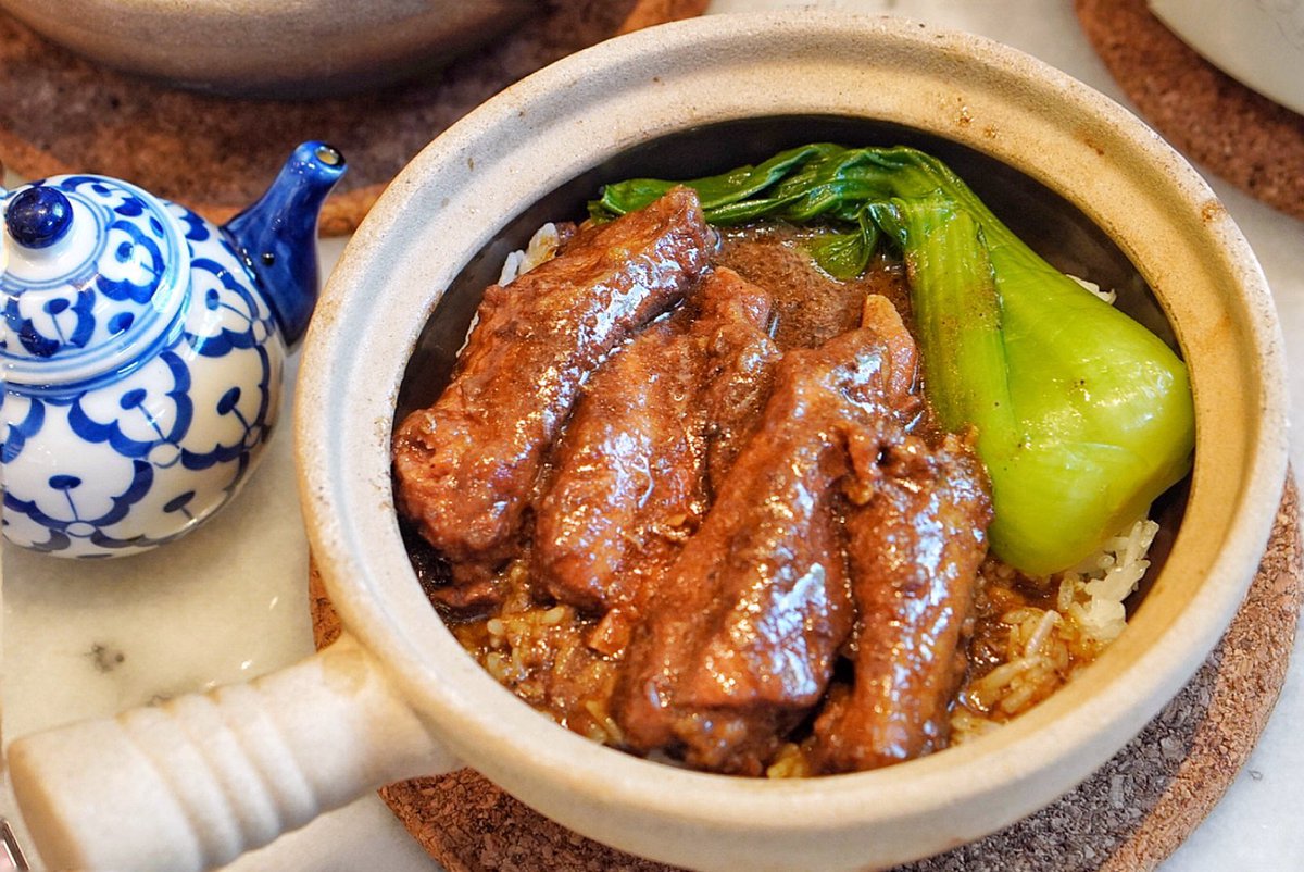 ReviewAroii's tweet image. ข้าวไก่อบหม้อดิน ฿120! อร่อยอิ่มๆ ใครมาเที่ยวเยาวราช แนะนำ Claypot King  ร้านสวย 

ร้านหุงข้าวในหม้อดินทุกออเดอร์ ข้าวหอมมะลิเต็มเม็ด กินไก่อบนุ่มๆ กุนเชียง ราดซอสซีอิ๊วมีข้าวก้นหม้อกรุบๆ

ข้าวซี่โครงหมูอบหม้อดิน ฿150 ซี่โครงหมูตุ๋นจนนุ่ม ราดซอสแบบฉ่ำคลุกกับข้าวอร่อยมาก