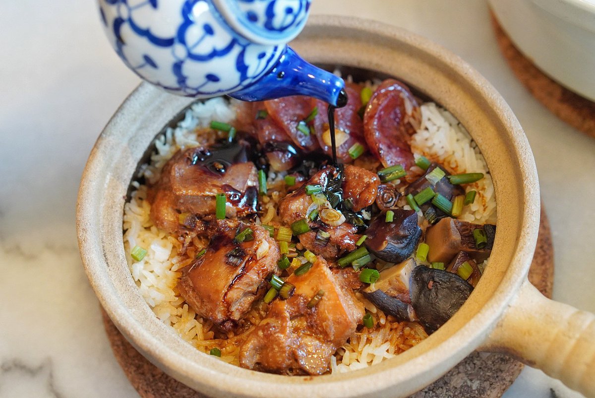 ReviewAroii's tweet image. ข้าวไก่อบหม้อดิน ฿120! อร่อยอิ่มๆ ใครมาเที่ยวเยาวราช แนะนำ Claypot King  ร้านสวย 

ร้านหุงข้าวในหม้อดินทุกออเดอร์ ข้าวหอมมะลิเต็มเม็ด กินไก่อบนุ่มๆ กุนเชียง ราดซอสซีอิ๊วมีข้าวก้นหม้อกรุบๆ

ข้าวซี่โครงหมูอบหม้อดิน ฿150 ซี่โครงหมูตุ๋นจนนุ่ม ราดซอสแบบฉ่ำคลุกกับข้าวอร่อยมาก