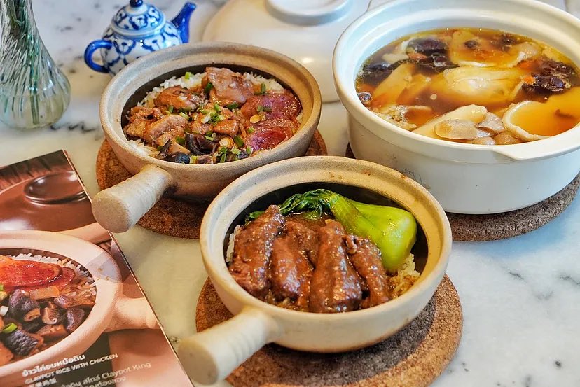 ReviewAroii's tweet image. ข้าวไก่อบหม้อดิน ฿120! อร่อยอิ่มๆ ใครมาเที่ยวเยาวราช แนะนำ Claypot King  ร้านสวย 

ร้านหุงข้าวในหม้อดินทุกออเดอร์ ข้าวหอมมะลิเต็มเม็ด กินไก่อบนุ่มๆ กุนเชียง ราดซอสซีอิ๊วมีข้าวก้นหม้อกรุบๆ

ข้าวซี่โครงหมูอบหม้อดิน ฿150 ซี่โครงหมูตุ๋นจนนุ่ม ราดซอสแบบฉ่ำคลุกกับข้าวอร่อยมาก