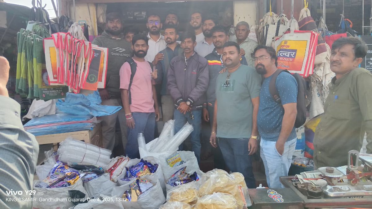 SbmGandhidham's tweet photo. ગાંધીધામ મહાનગરપાલિકા દ્વારા આજે રોજ પ્રતિબંધિત પ્લાસ્ટિક વિરુદ્ધ કાર્યવાહી હાથ ધરવામાં આવી. શહેરની વિવિધ 5 દુકાનોમાં ચકાસણી દરમિયાન અંદાજિત 500 કિગ્રા પ્રતિબંધિત પ્લાસ્ટિક જપ્ત કરવામાં આવ્યું તેમજ દુકાનધારકો પાસેથી કુલ ₹22,600 નો દંડ વસુલ કરવામાં આવ્યો.
#SayNoSingleUsePlastic https://t.co/fmRKdUfW2f