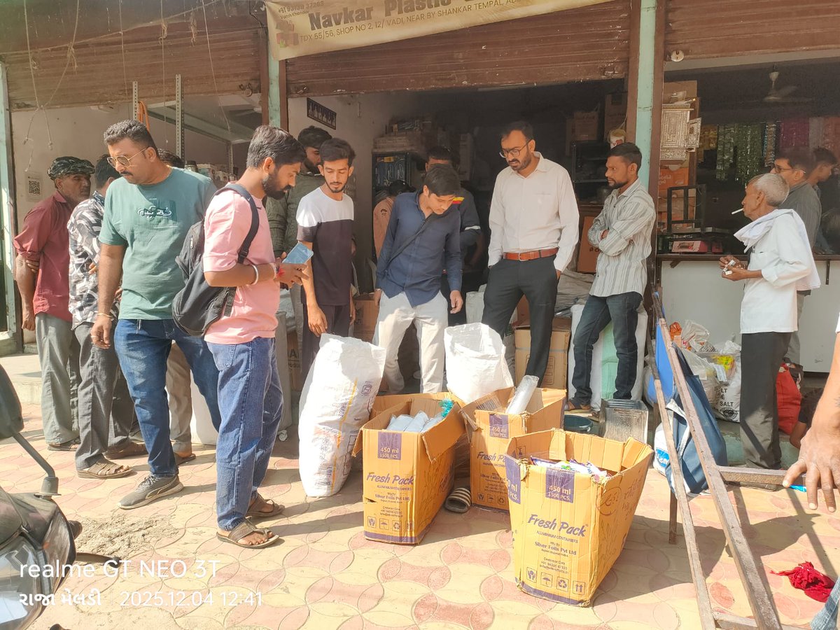 SbmGandhidham's tweet photo. ગાંધીધામ મહાનગરપાલિકા દ્વારા આજે રોજ પ્રતિબંધિત પ્લાસ્ટિક વિરુદ્ધ કાર્યવાહી હાથ ધરવામાં આવી. શહેરની વિવિધ 5 દુકાનોમાં ચકાસણી દરમિયાન અંદાજિત 500 કિગ્રા પ્રતિબંધિત પ્લાસ્ટિક જપ્ત કરવામાં આવ્યું તેમજ દુકાનધારકો પાસેથી કુલ ₹22,600 નો દંડ વસુલ કરવામાં આવ્યો.
#SayNoSingleUsePlastic https://t.co/fmRKdUfW2f