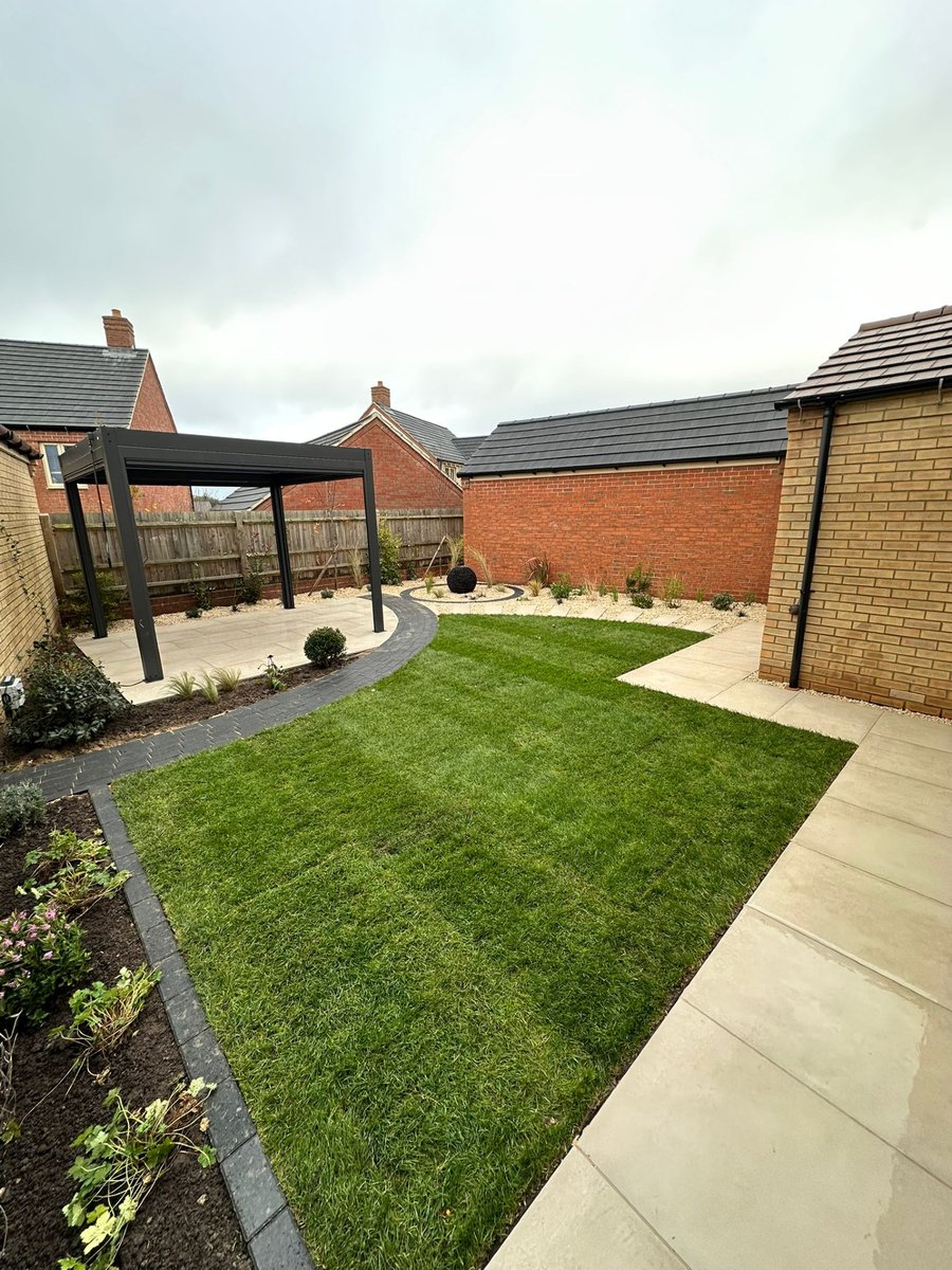 gardenprojectco's tweet photo. Where clean lines meet soft curves 🏡

This Leighton Buzzard garden has become a peaceful retreat - minimalist, modern, and shaped to feel effortless. Thoughtfully layered planting softens the structure, while the crisp geometry brings a quiet sense of order. https://t.co/LLgNgs48JF