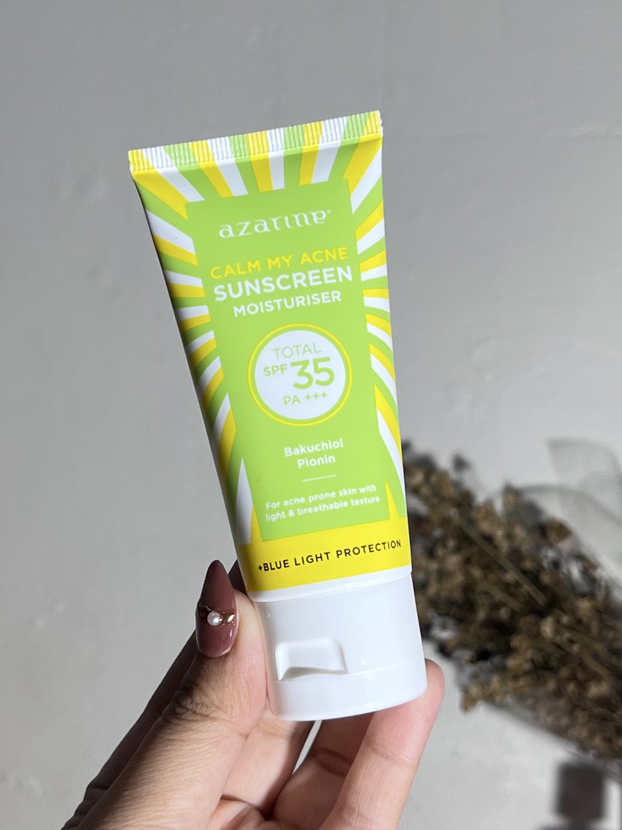 lovefdks's tweet photo. btw aku pake calm my acne sunscreen moisturizer dari @azarinecosmetic

teksturnya super lightweight,oil free, calming dan ada anti-microbial actives yg bantu nenangin jerawat!!

no white cast at all, gampang diblend, trs finishnya ga bikin sumuk‼️ https://t.co/QVJxRhOJDW