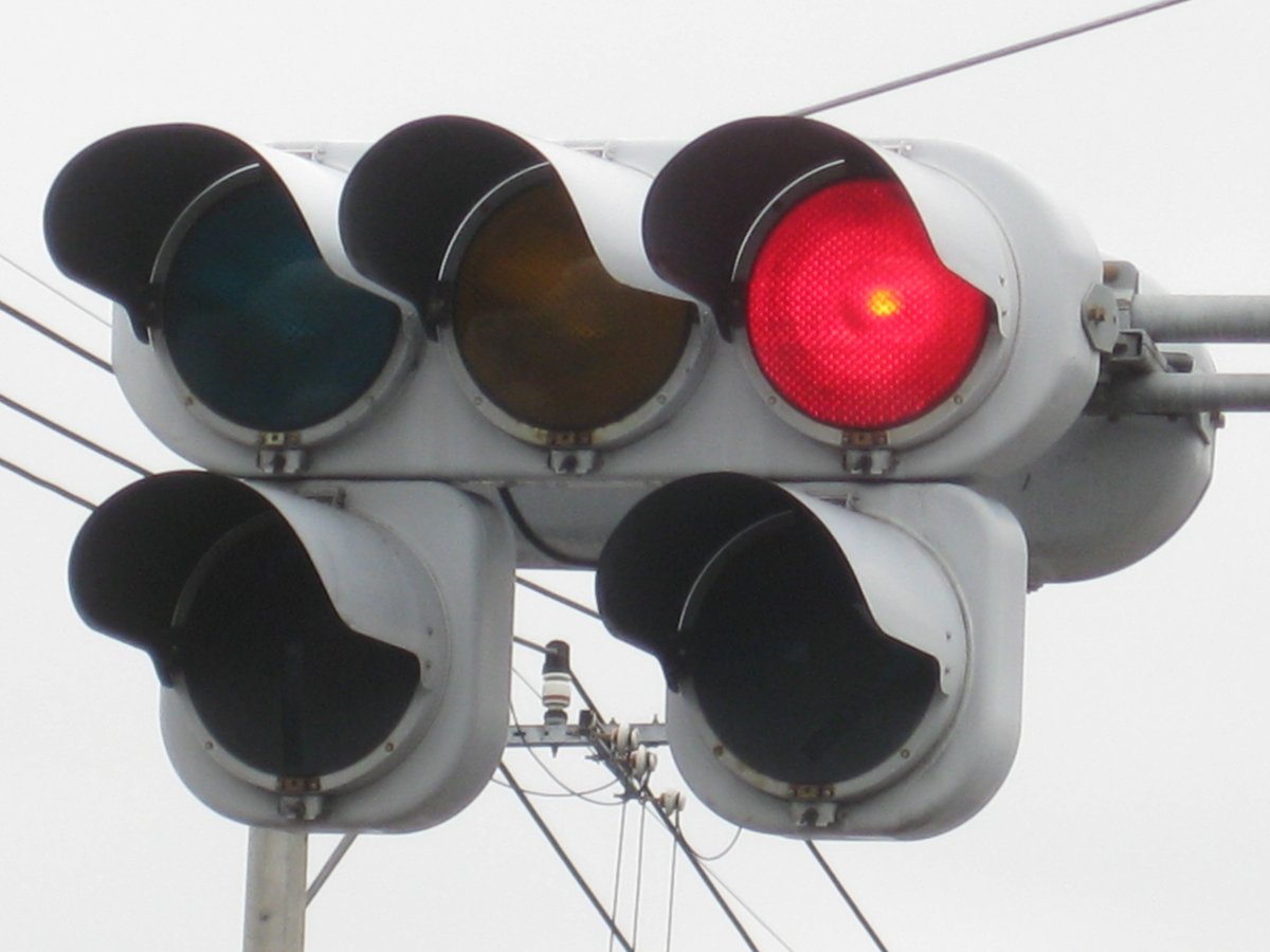 2009年7月 宇都宮市 横田新町
以前は時差式だったのか直進矢印もあるものの点灯せず

現在は灯器更新により、直進矢印は撤去されたが「時差式」の看板はなぜか残っている
maps.app.goo.gl/imkwXVaagH3JrU…