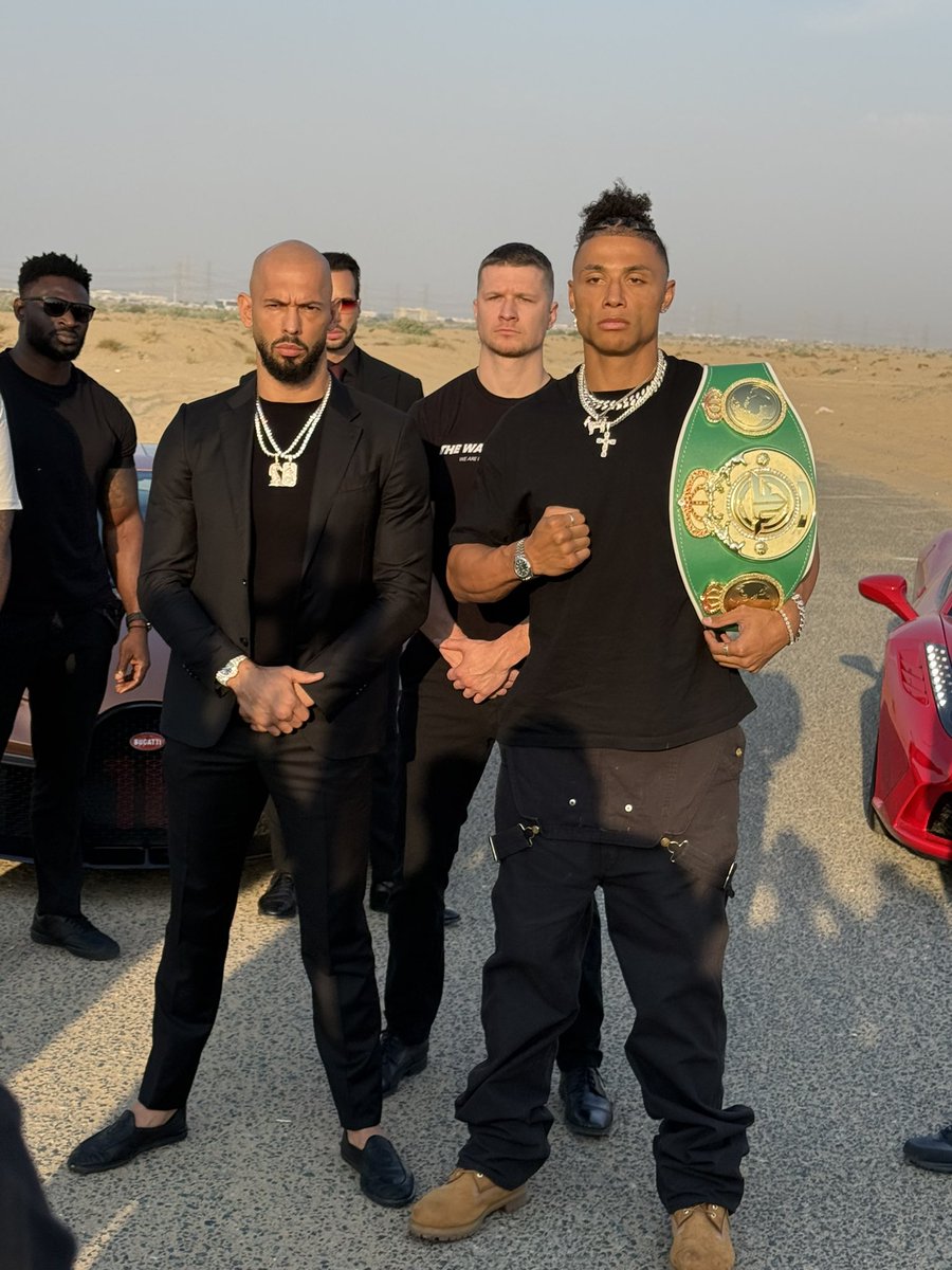 ChaseDeMoor's tweet image. HAHAHAHA that man was shaking. He knows what’s coming. Where all those beta males from the real world now. 39 year old 4-3 LH weight vs the champ