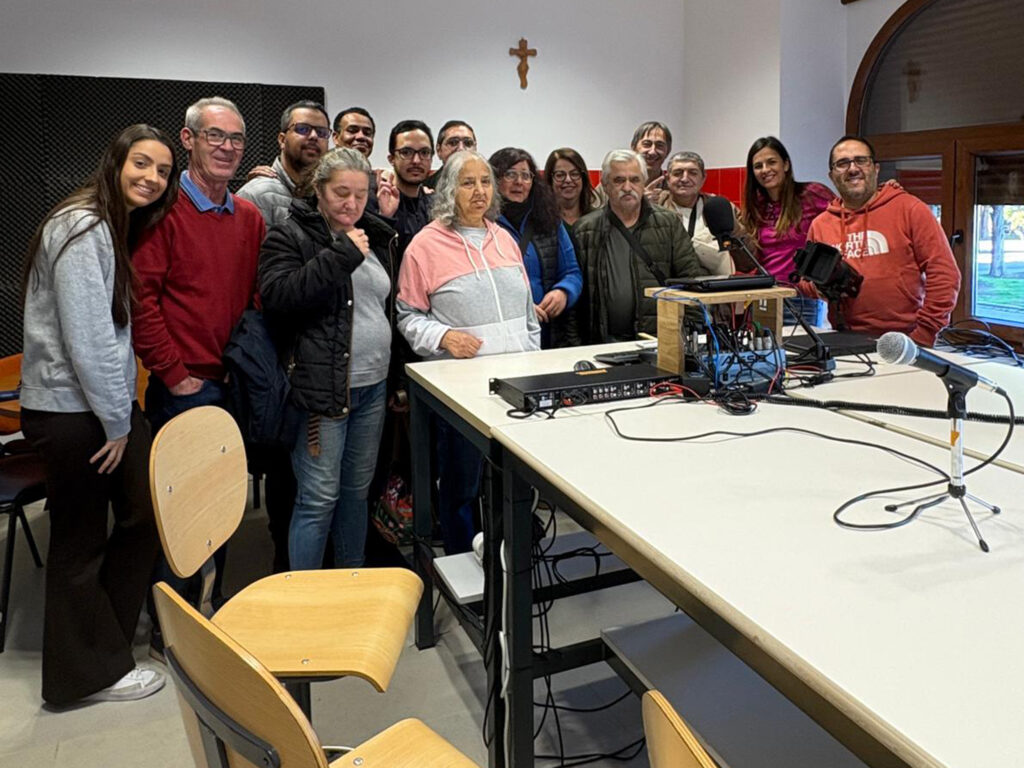 misionerospaul's tweet photo. 🎥 El Centro de Día de Salud Mental #Ranquines acogió la visita del programa “Solidarios por un bien común” (TRECE TV) para grabar un reportaje sobre su labor y compromiso con la #SaludMental y la #InclusiónSocial.

Próximamente, @Caritasalamanca informará de la fecha de emisión ➡️ https://t.co/grOFQhzAG4

#CáritasSalamanca