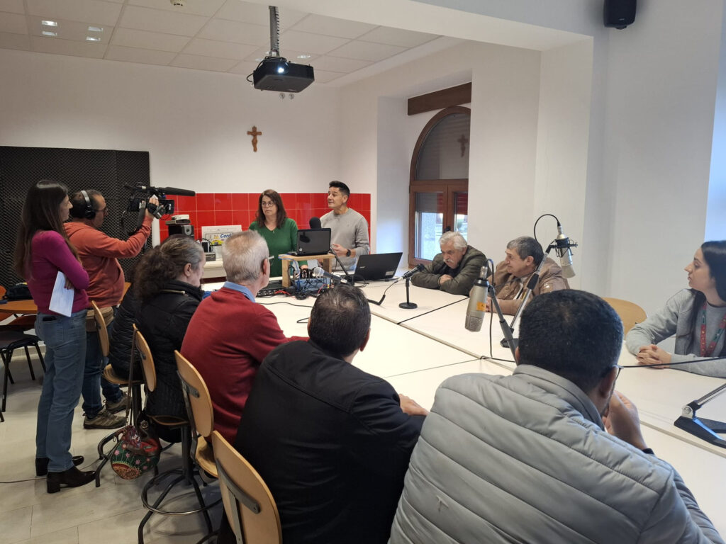 misionerospaul's tweet photo. 🎥 El Centro de Día de Salud Mental #Ranquines acogió la visita del programa “Solidarios por un bien común” (TRECE TV) para grabar un reportaje sobre su labor y compromiso con la #SaludMental y la #InclusiónSocial.

Próximamente, @Caritasalamanca informará de la fecha de emisión ➡️ https://t.co/grOFQhzAG4

#CáritasSalamanca