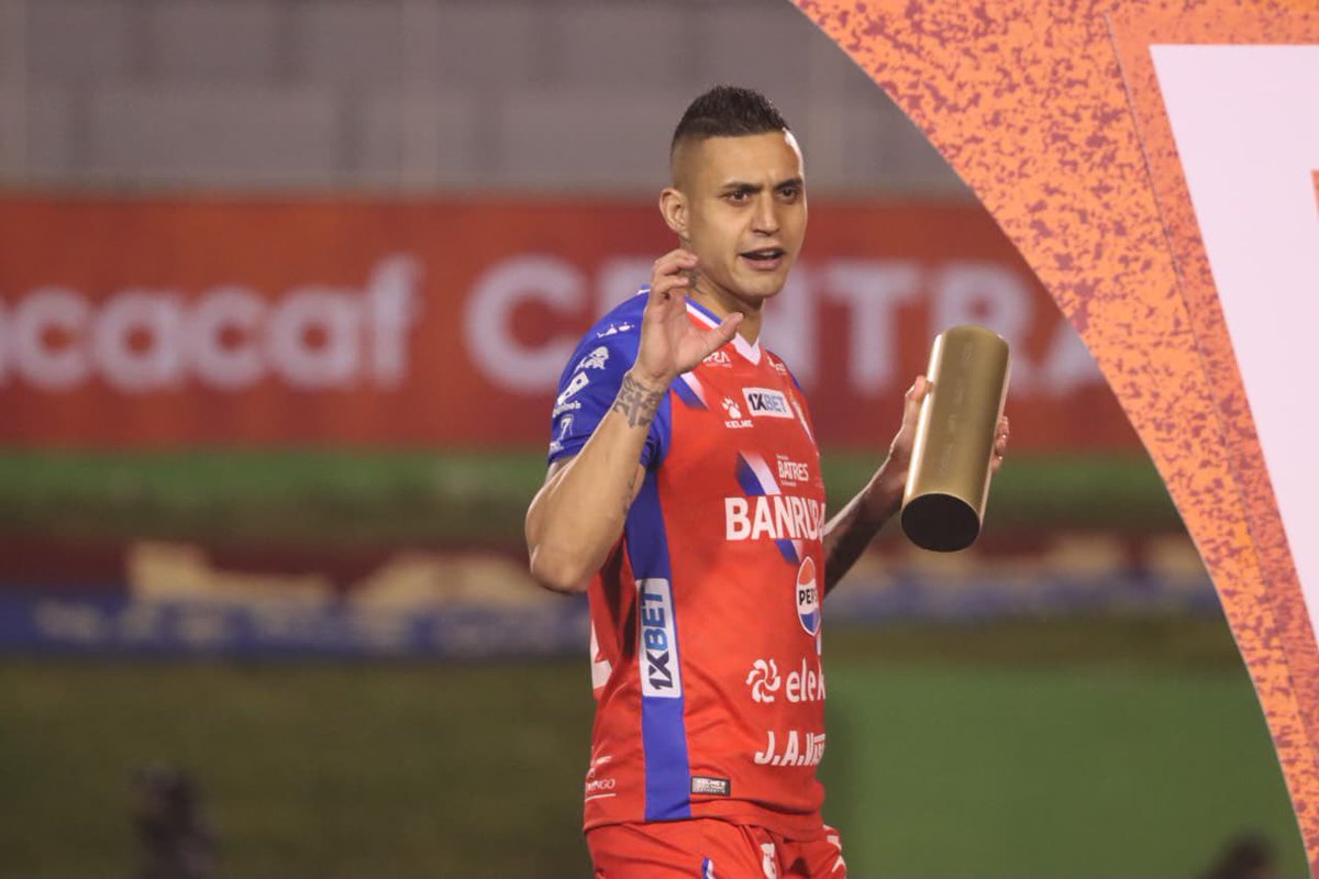 somosfox_cr's tweet photo. EL GESTO DE JORGE APARICIO CUANDO RECIBE EL PREMIO AL EQUIPO FAIR PLAY DE LA COPA CENTROAMERICANA. 😱 https://t.co/JEBc2V8P3r
